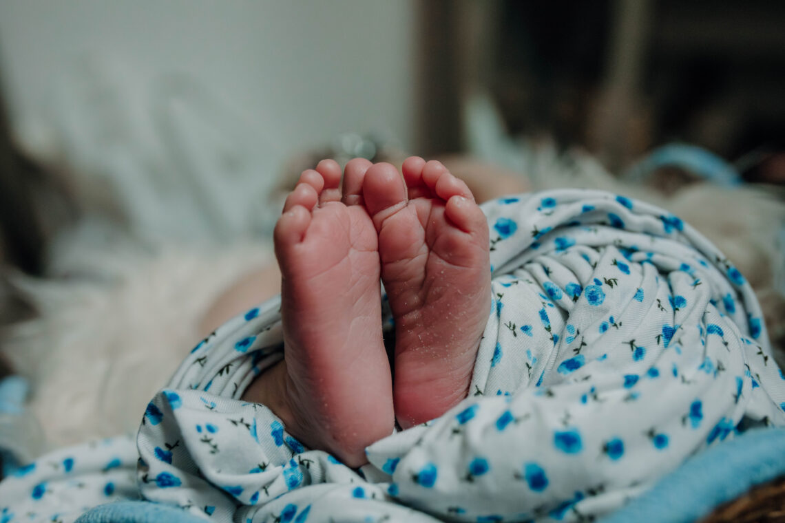 baby feet photo idea